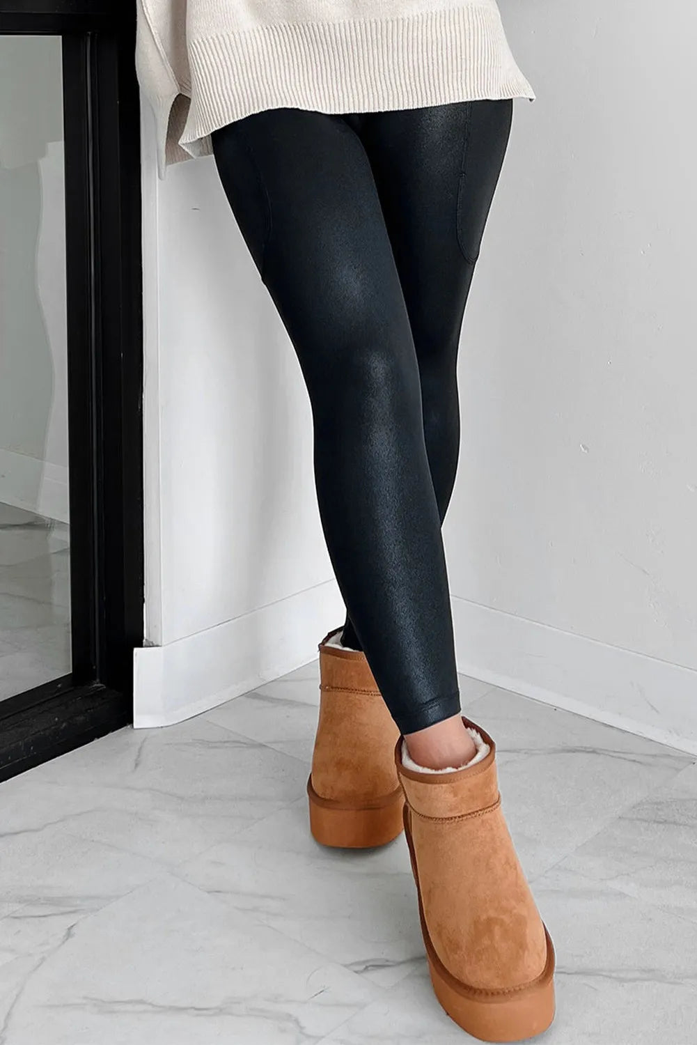 Pocketed V-Cut Waist Leggings